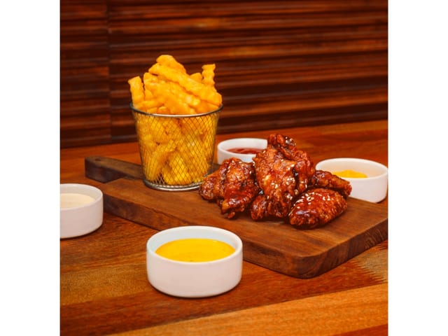 Chicken Wings 6 Pcs with Fries